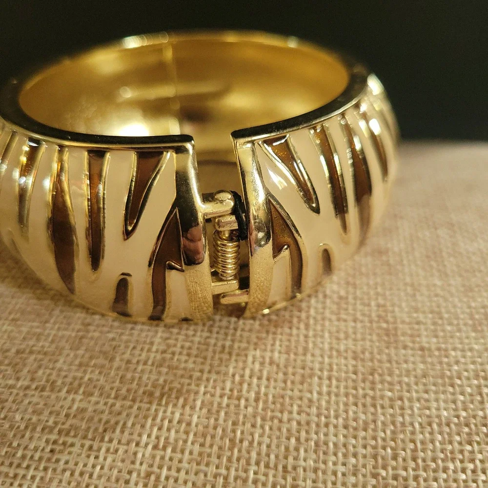 N/A gold tone